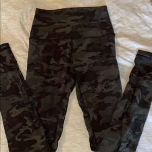 Lululemon Camo 25’ leggings